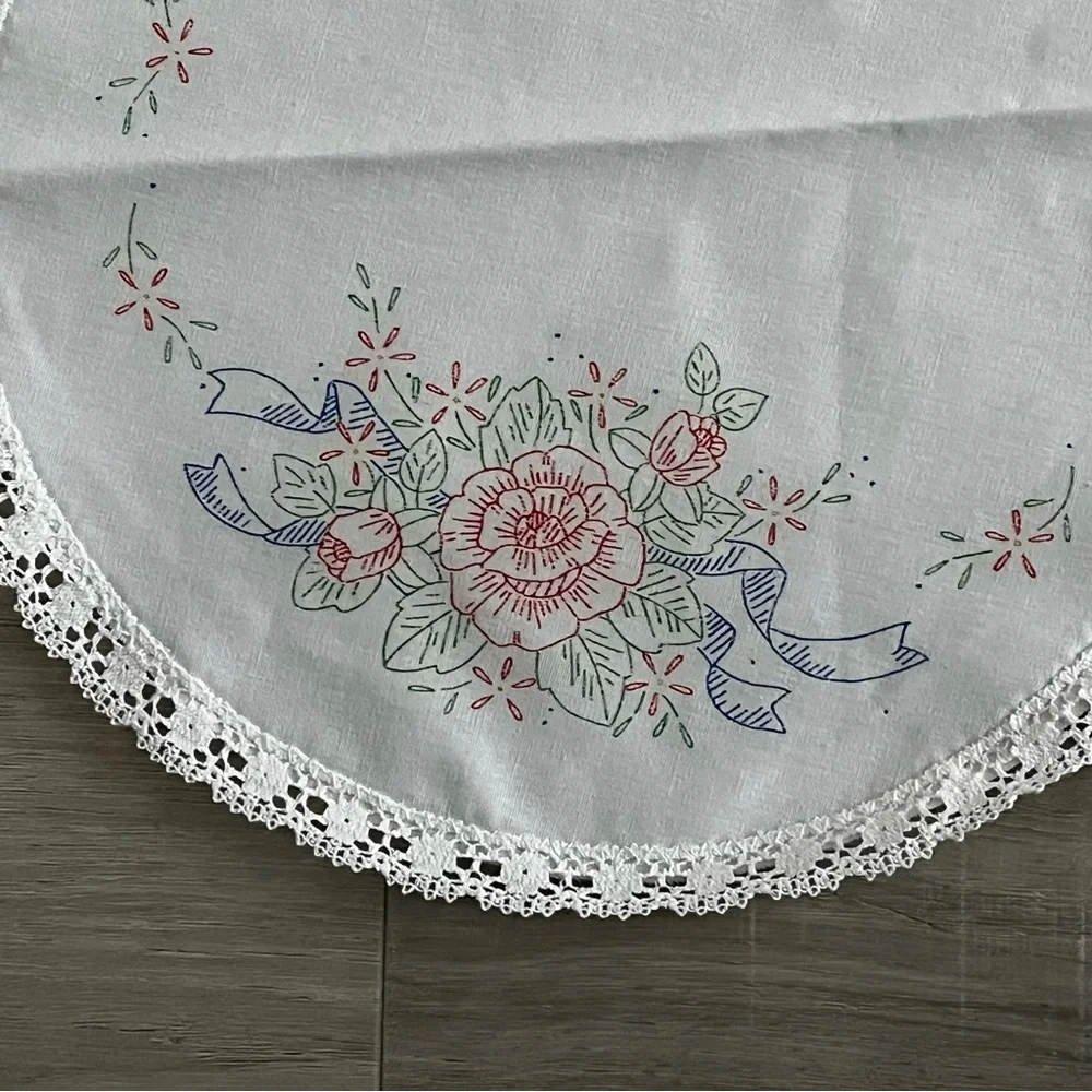 NWOT Stamped Embroidery Floral Circular Doily with Cute Edging